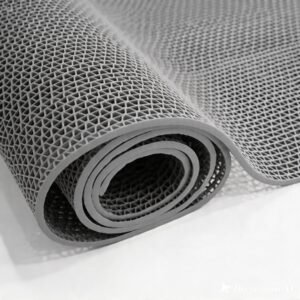 Tapete antiderrapante vazado IVALAR em PVC cinza para banheiro e piscina.